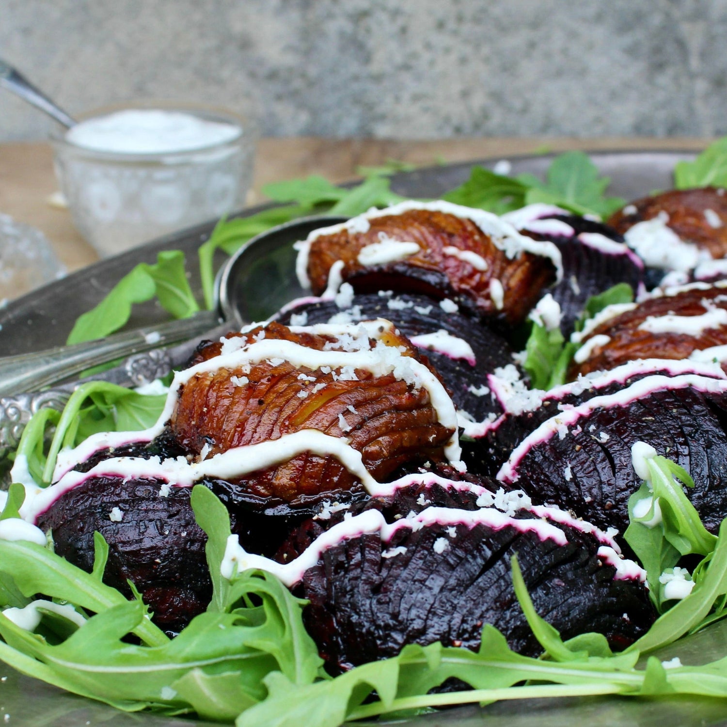 Hasselback beder | Hasselback beder med peberrods-cashewcreme og rucola