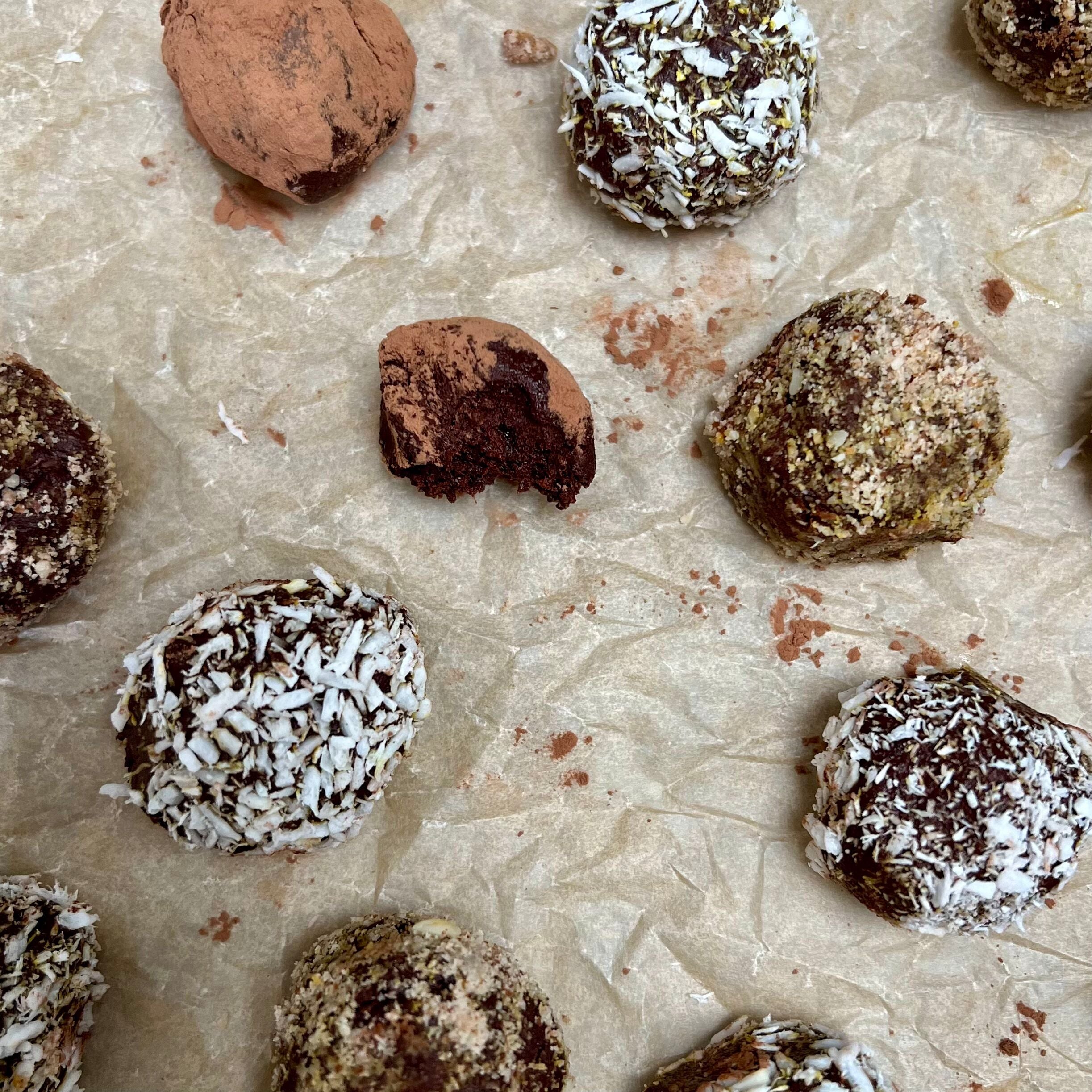 Raw chokoladetrøfler | Dadelkugler med gojibær og kakao