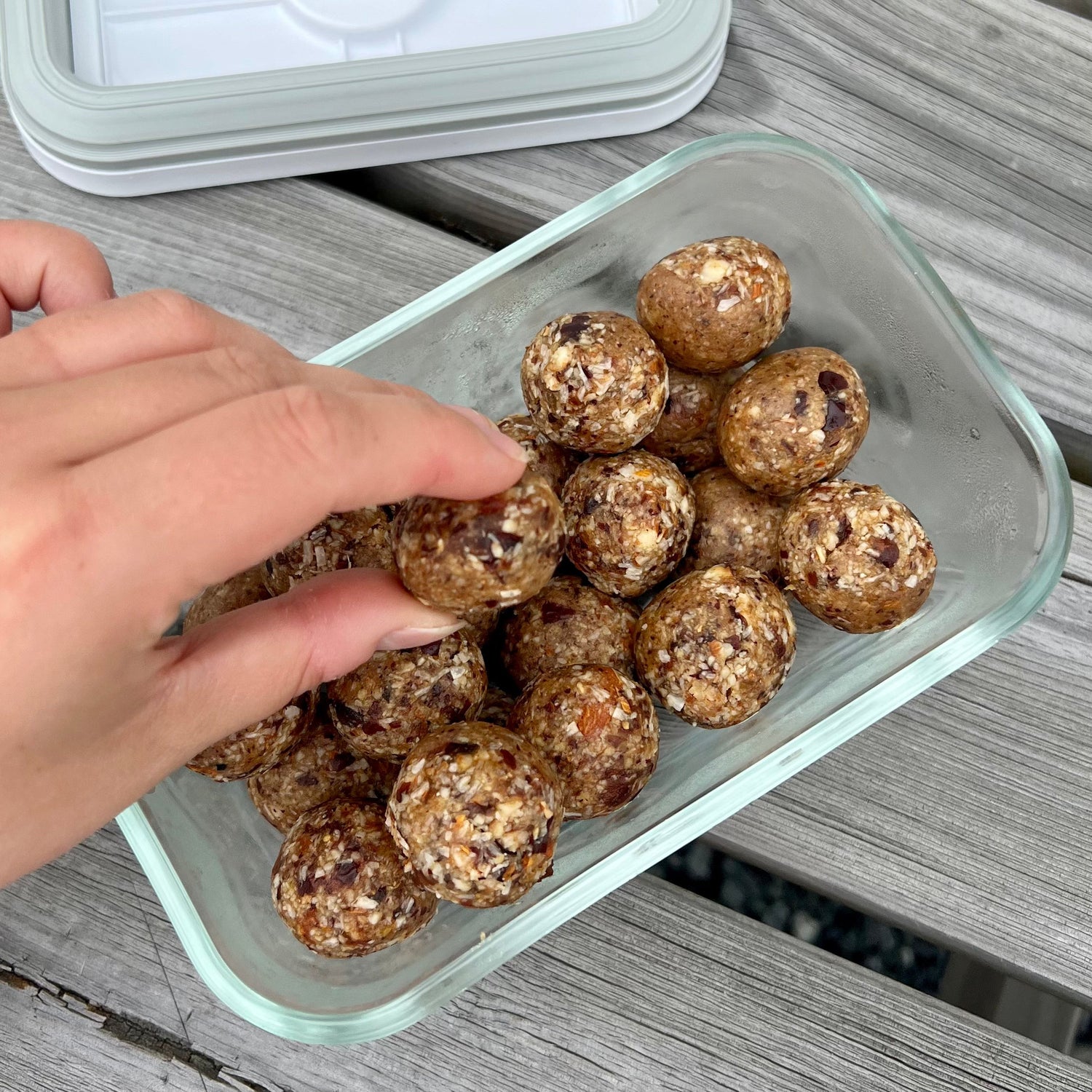 Citron/Kokos-kugler | Daddelkugler med mandler og kokosmel