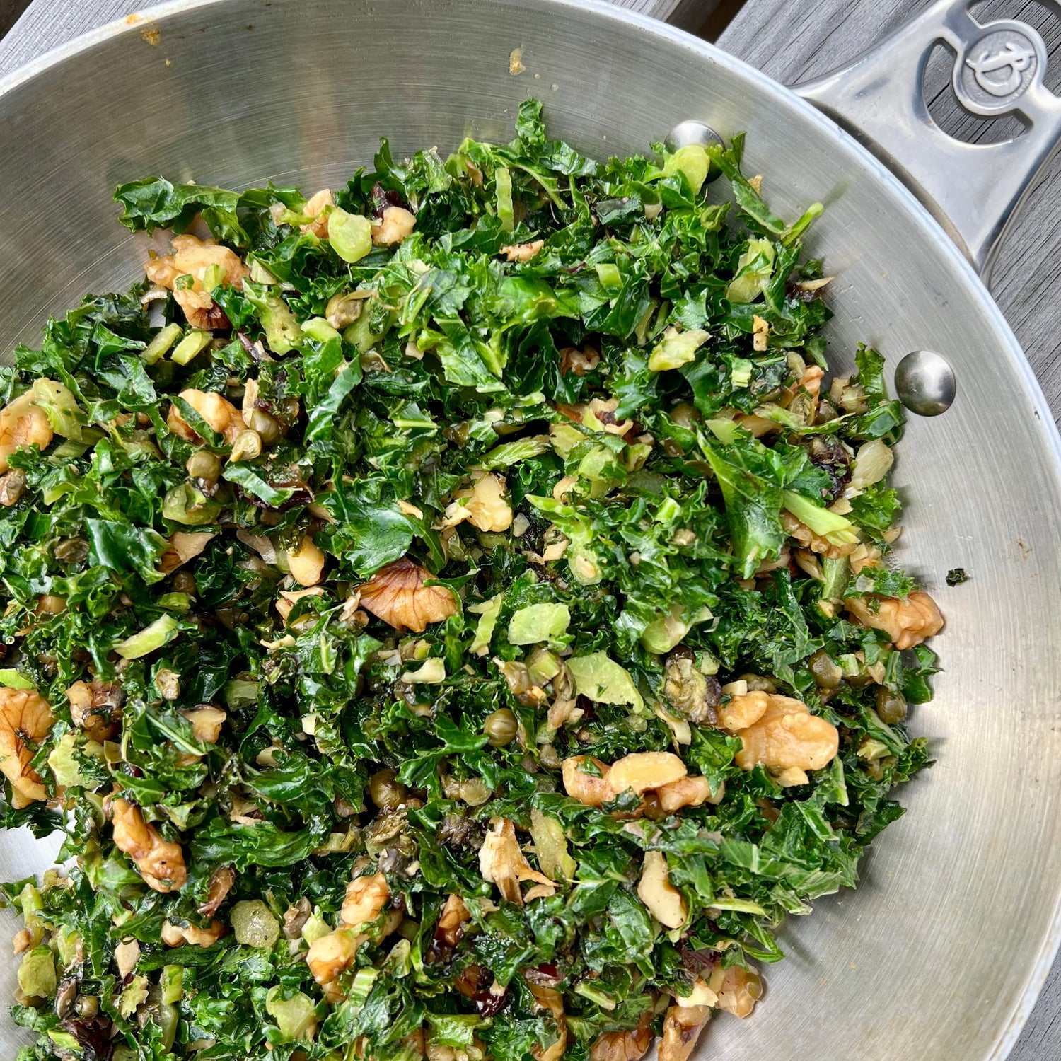 Grønkålssalat med valnødder og kapers | Lun grønkålssalat