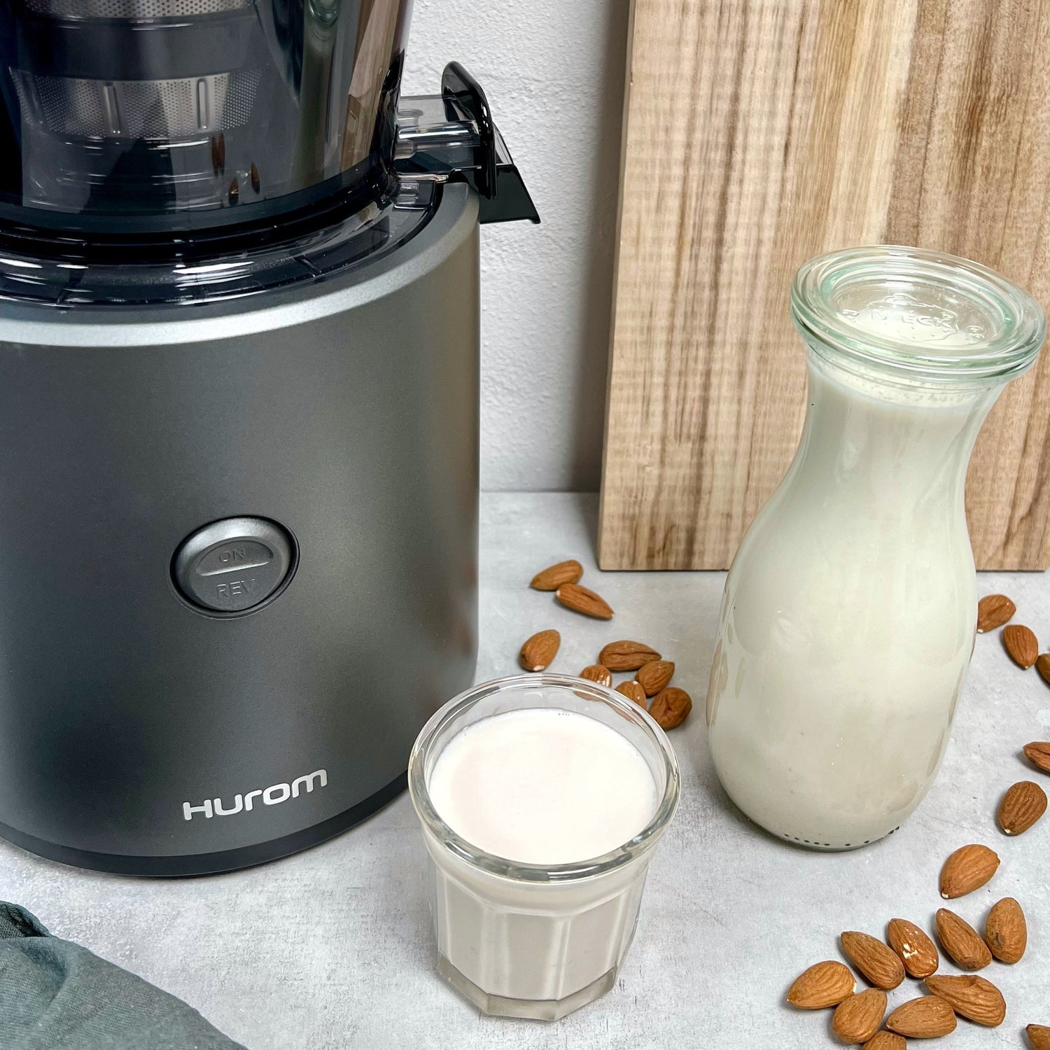 Hjemmelavet plantedrik | Plantemælk lavet på slowjuicer fra Hurom