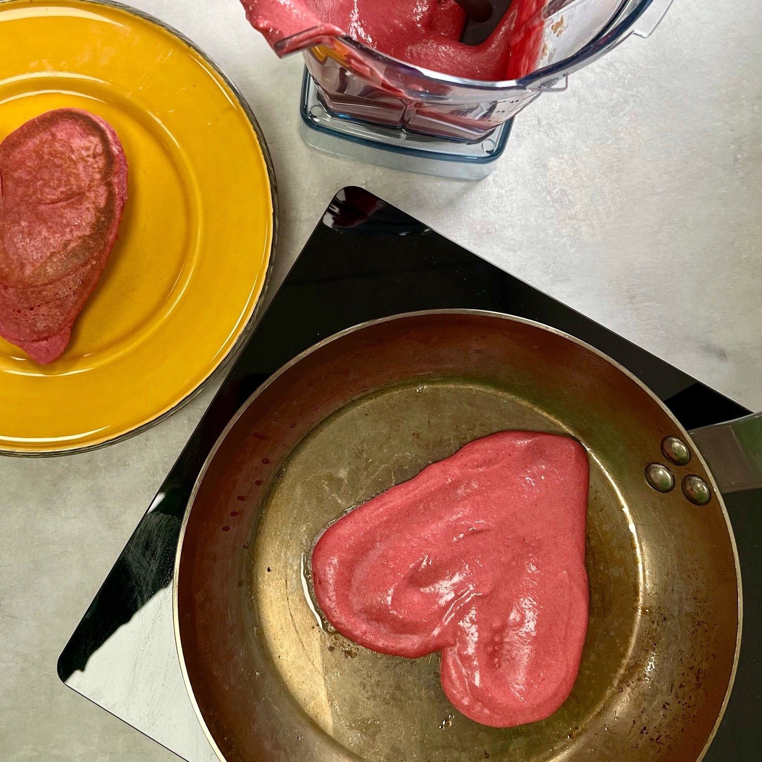 Lyserøde hjertepandekager | Pandekager med rødbedejuice og bananer