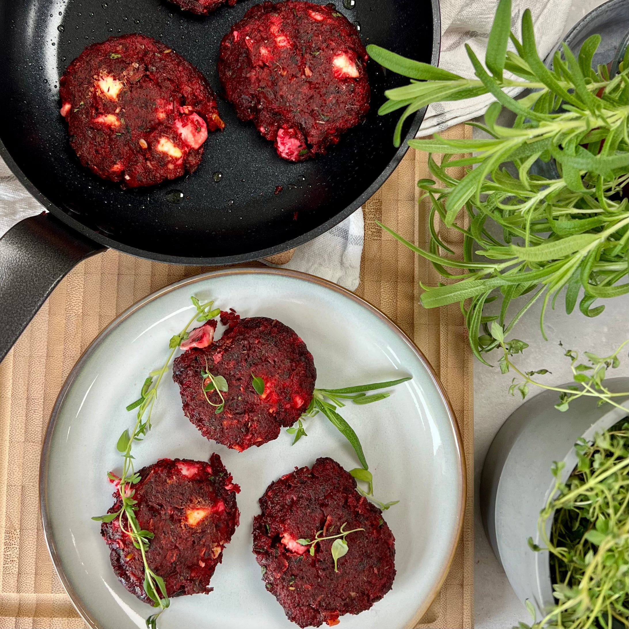 Rødbedebøffer med feta | Rødbedebøffer med feta og hvidløg