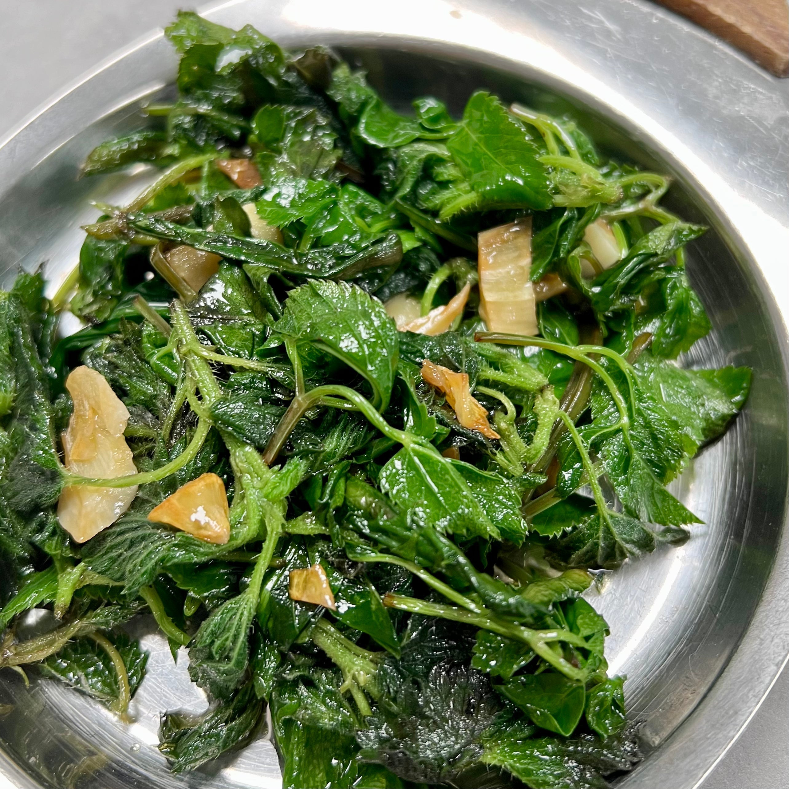 Salat med ukrudt | Salat med mælkebøtte og brændenælde