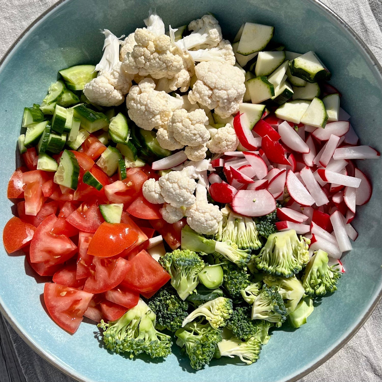 Salat med broccoli, blomkål, radiser og tomat