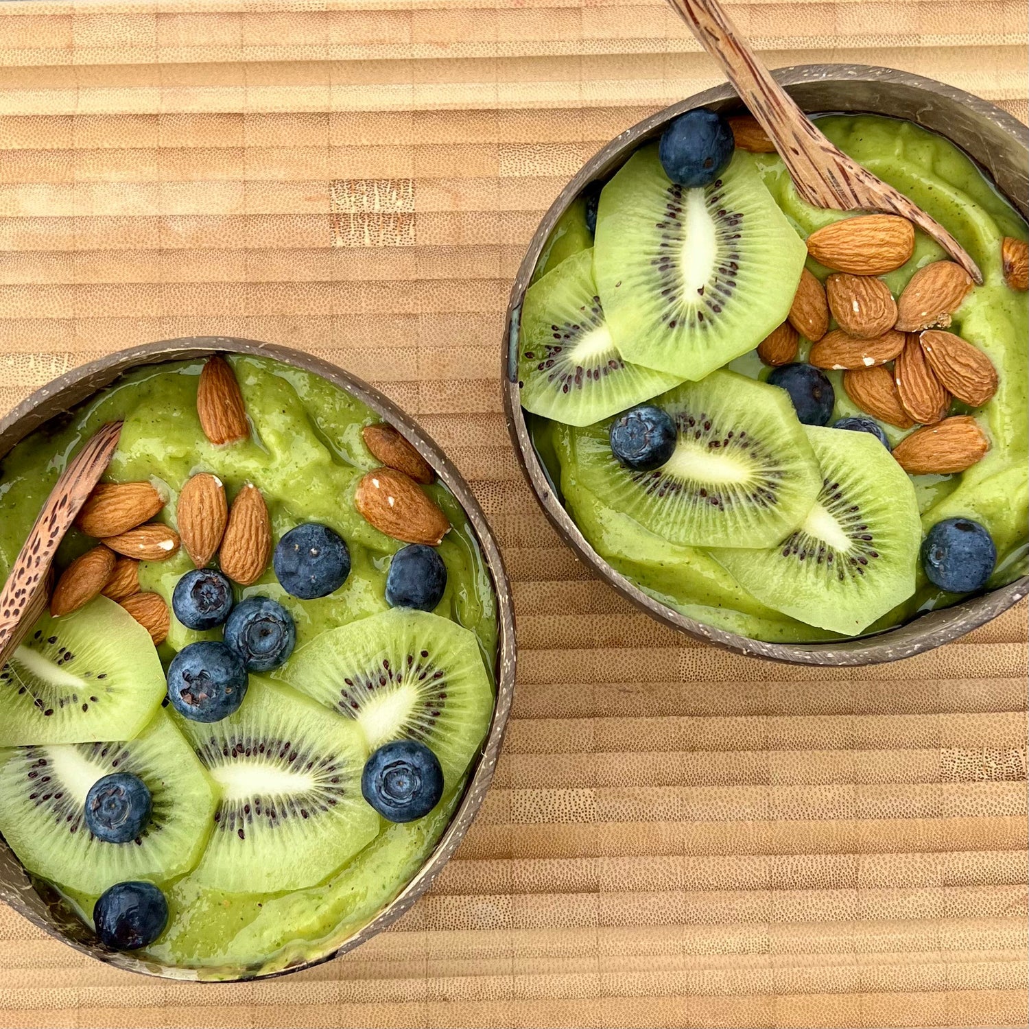 Sur-sød grøn smoothie bowl | Smoothie bowl med spinat, ananas og citron