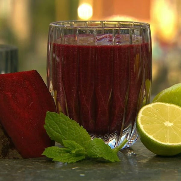Mælkebøttesmoothie | Smoothie med mælkebøtter, rødbede og blåbær