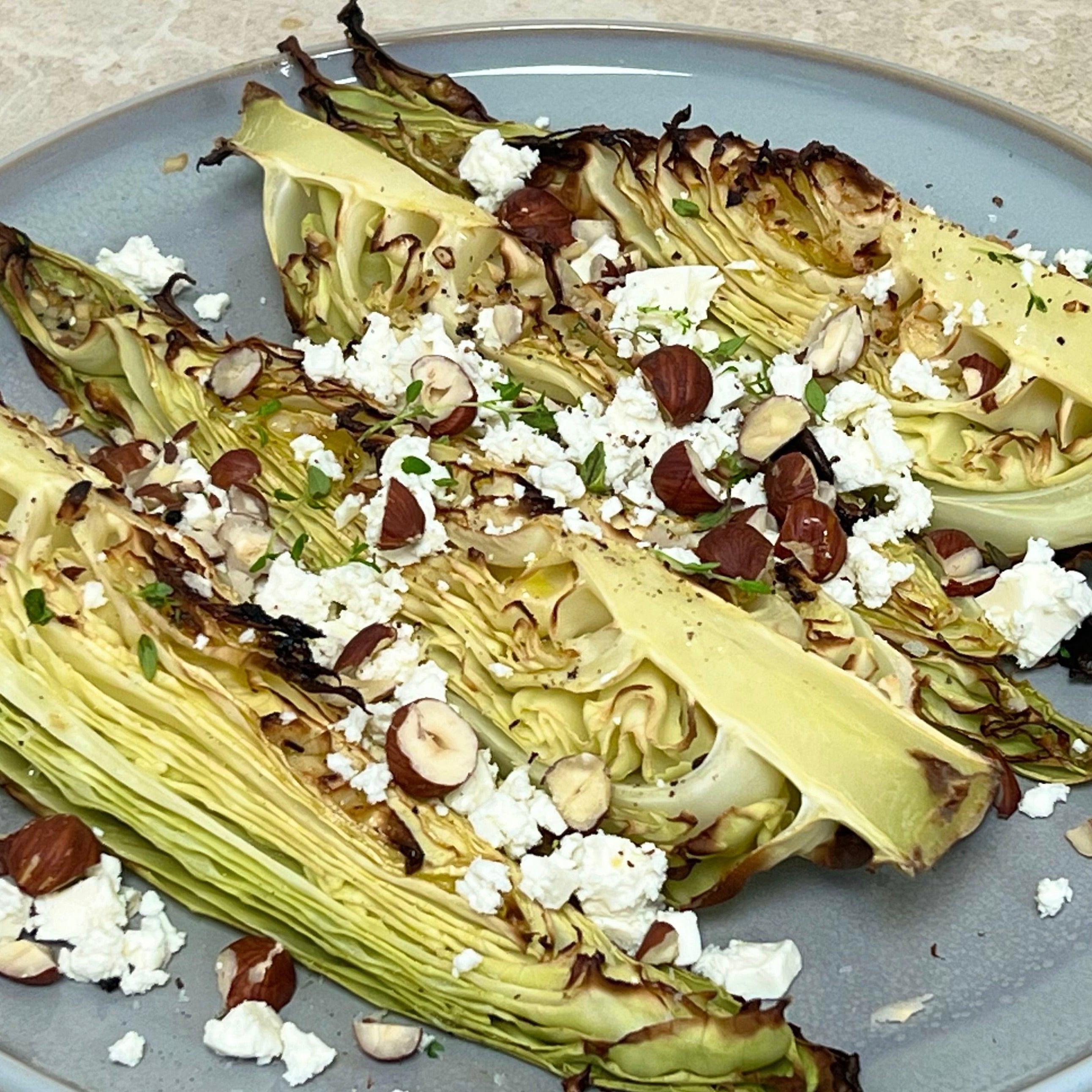 Bagt spidskål | Bagt spidskål med hakkede nødder og feta