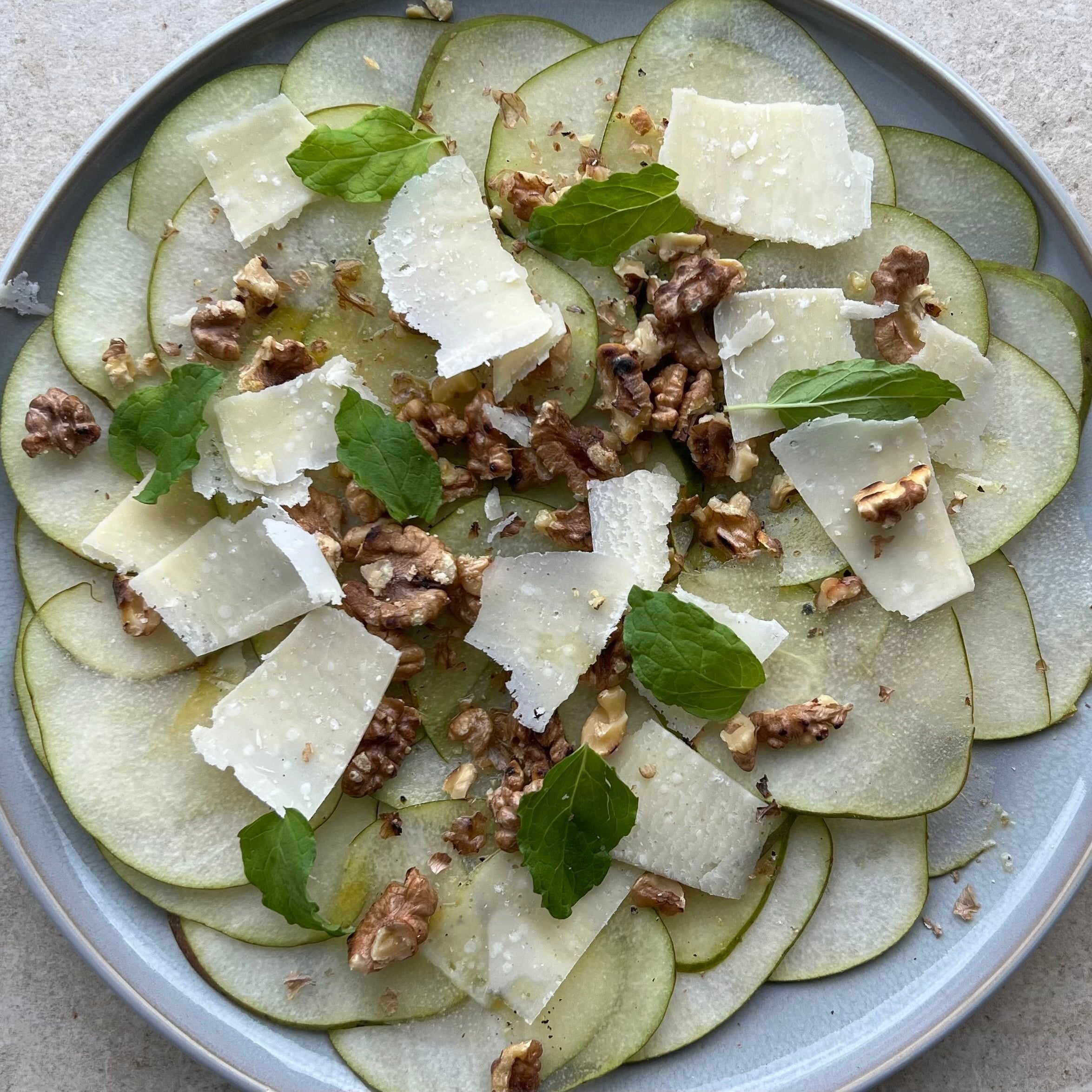 Pærecarpaccio | Pærecarpaccio med valnødder og vinaigrette