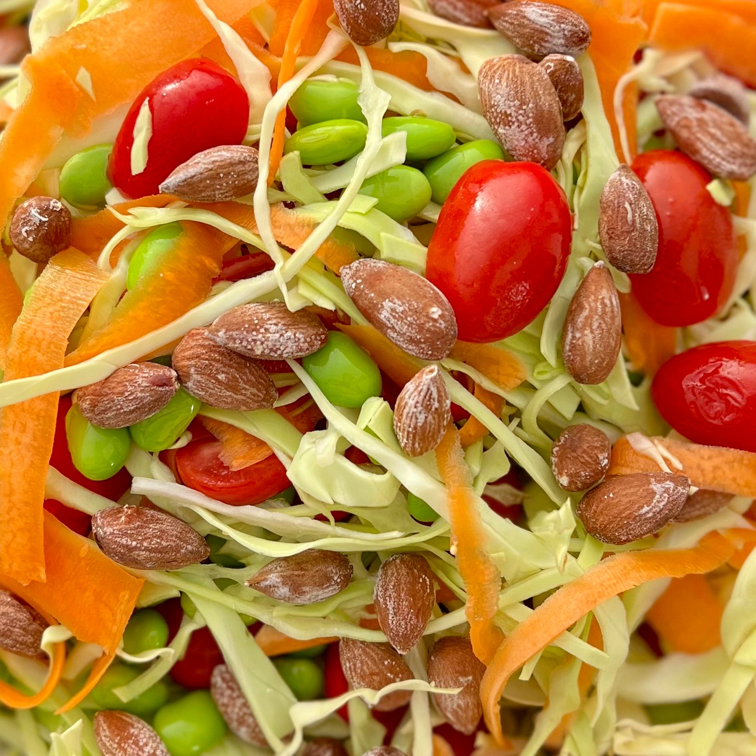 Hverdagssalat | Spidskålssalat med edamamebønner og saltede maandler