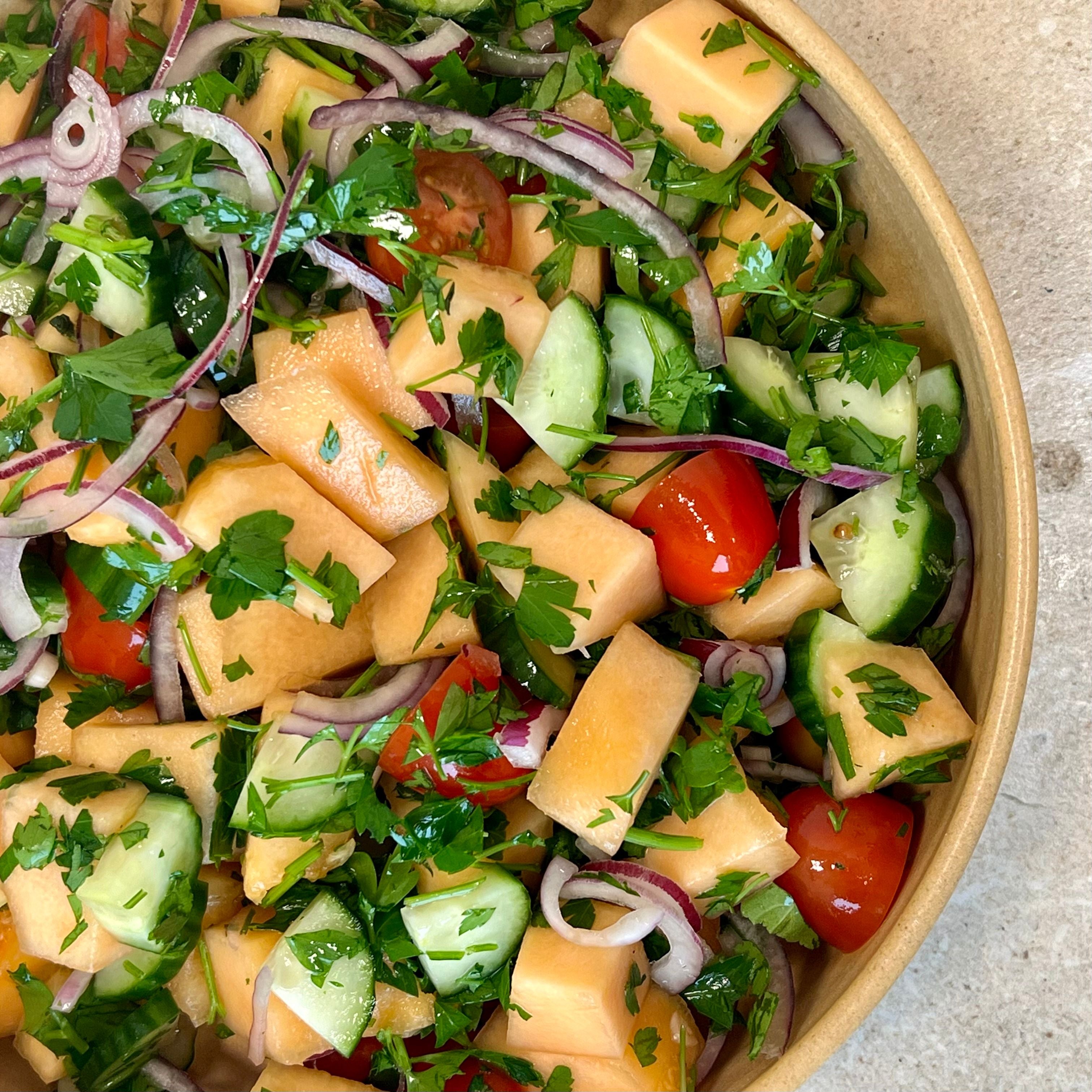 Cantaloupsalat | Salat med cantaloup, agurk, rødløg og persille