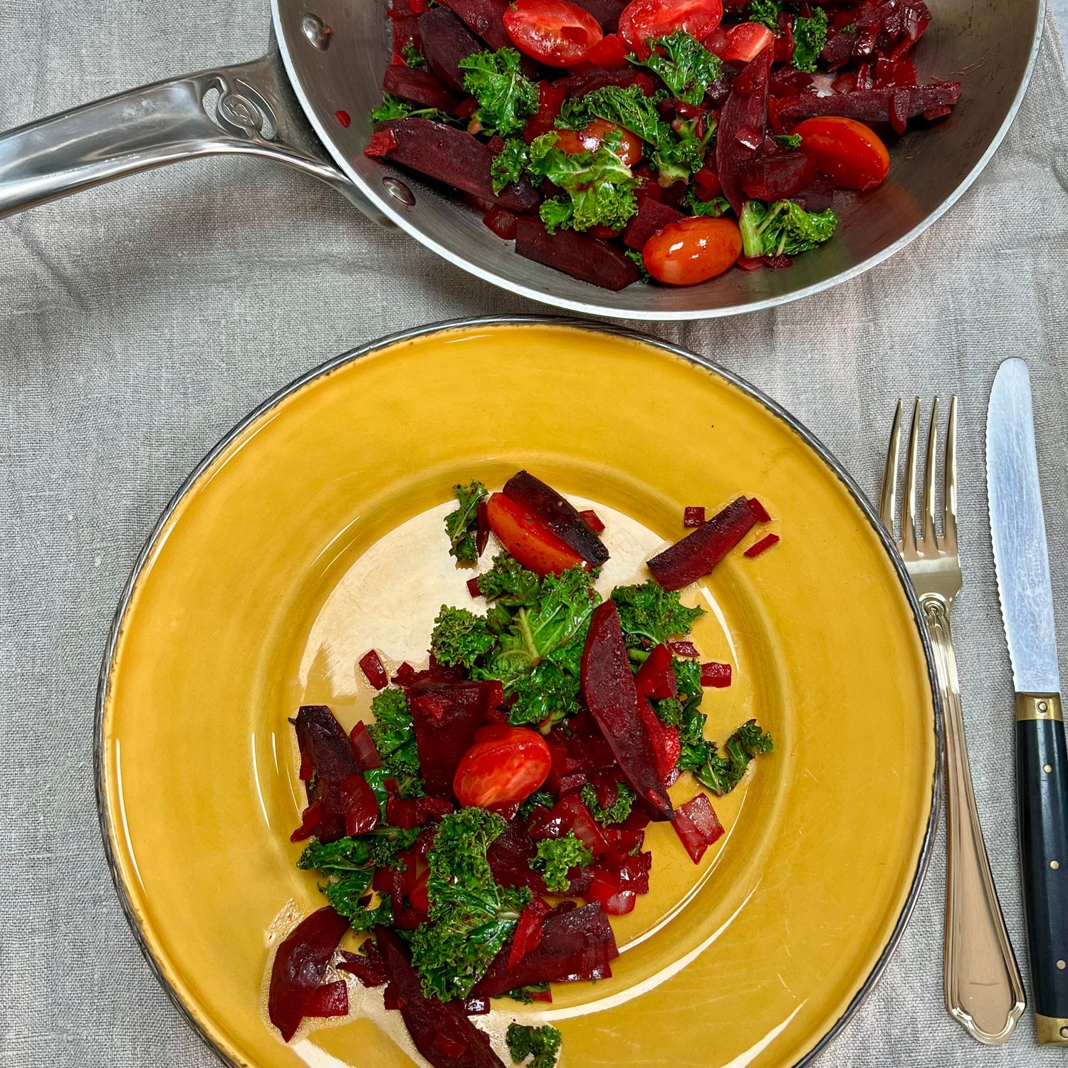 Rødbedesalat med grønkål | Salat med grønkål, rødbeder og tomater