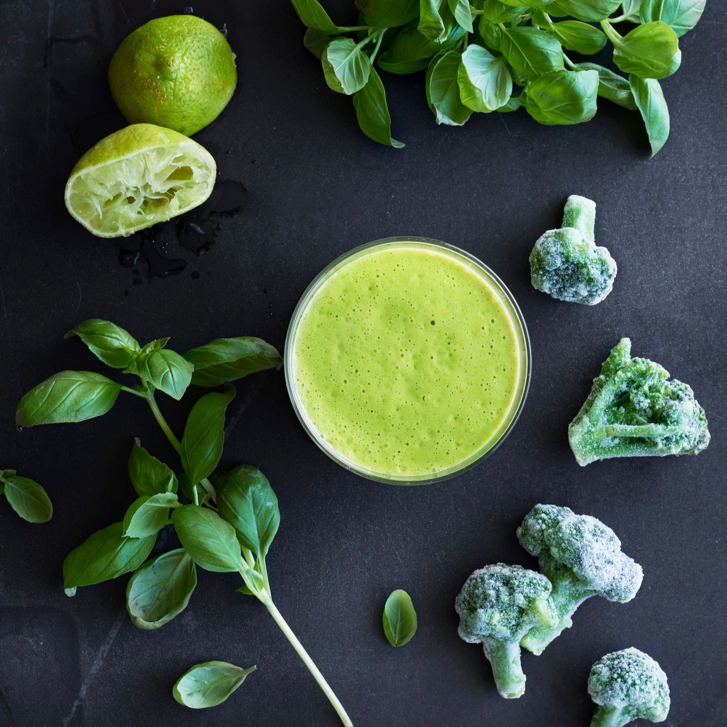 Basilikumsbombe | Smoothie med basilikum, ærter og broccoli