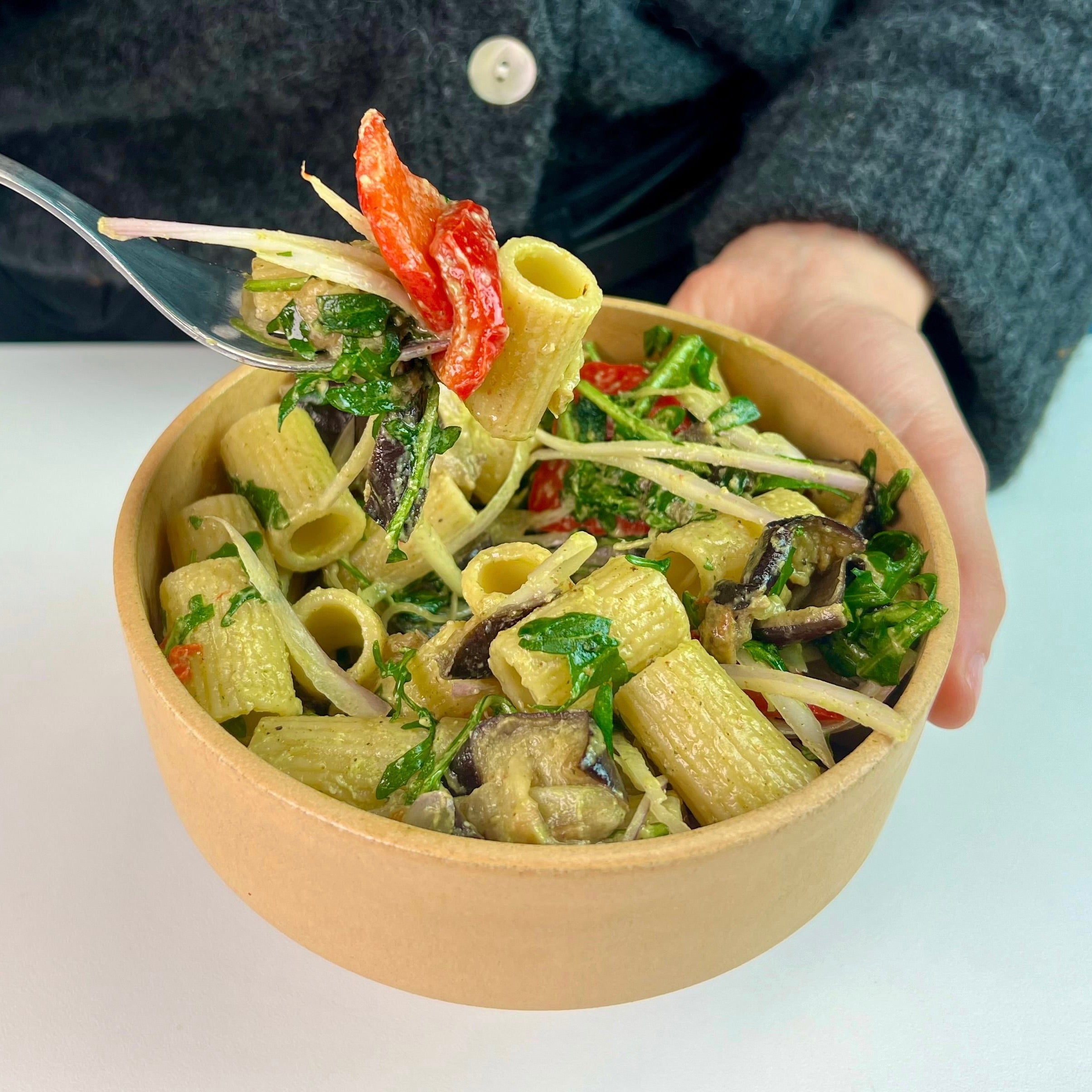 Pastasalat | Pastasalat med aubergine, peberfrugt og rucola