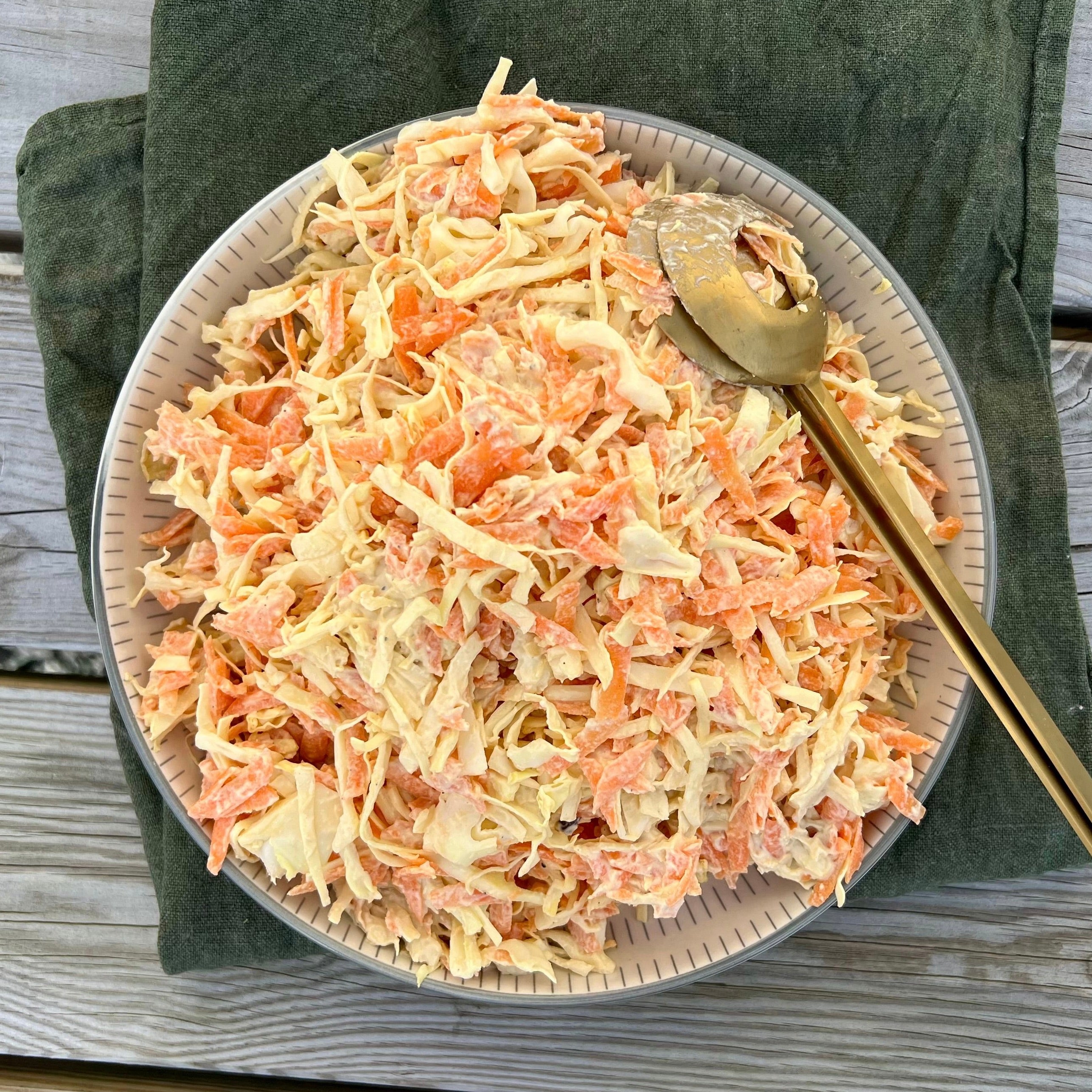 Vegansk coleslaw | Vegansk coleslaw med gulerødder og spidskål