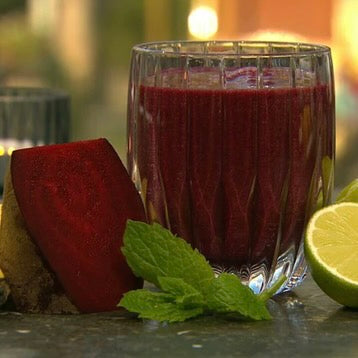 Mælkebøttesmoothie | Smoothie med mælkebøtter, rødbede og blåbær