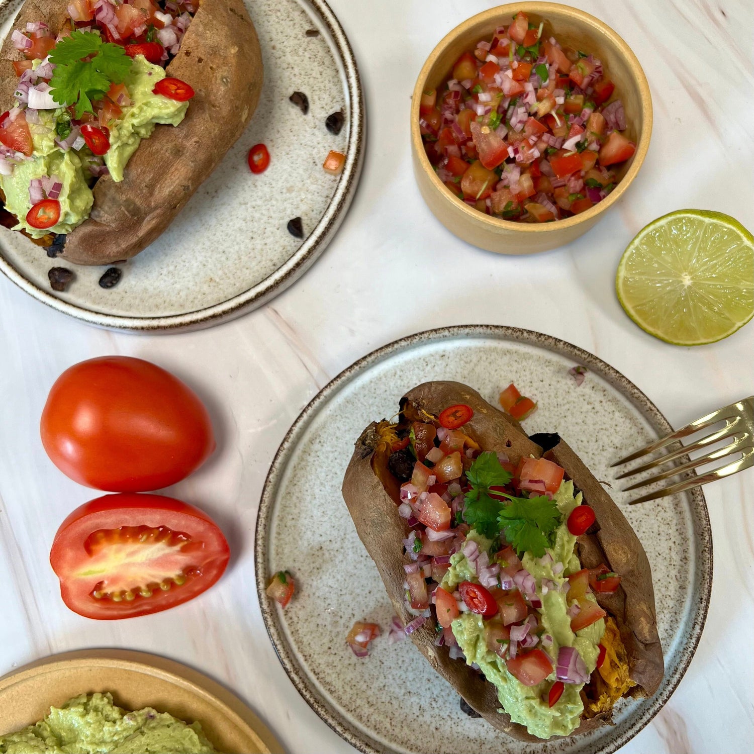 Fyldt sød kartoffel | Fyldt sød kartoffel med bønner, guacamole og pico de gallo