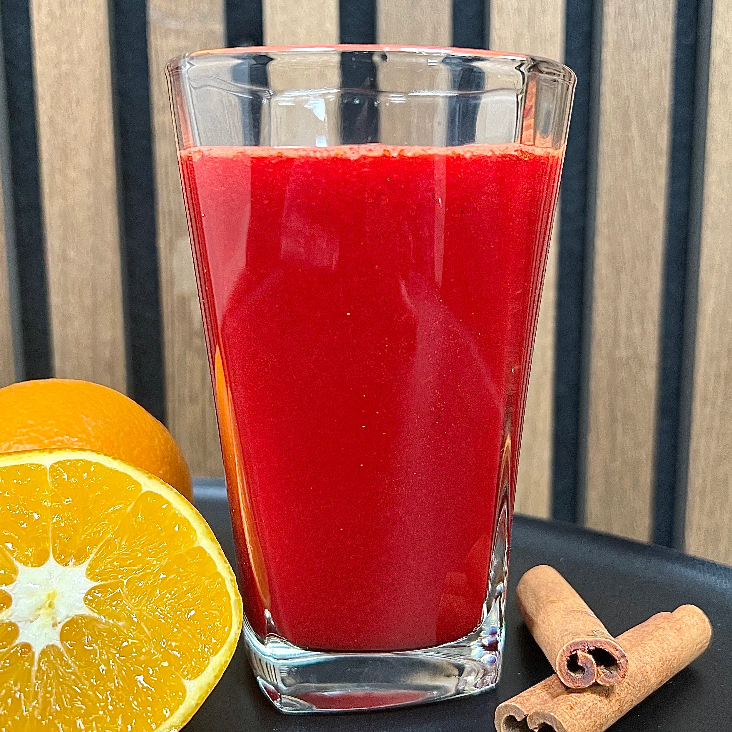 Julejuice med kanel | Juice med appelsin og rødbede