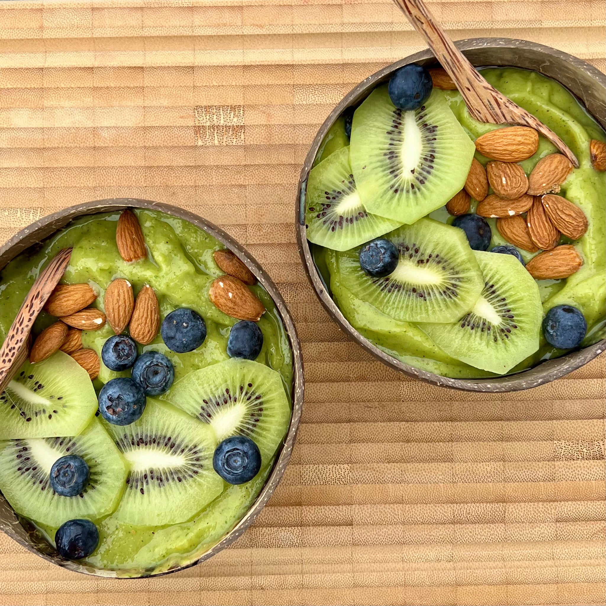 Sur-sød grøn smoothie bowl | Smoothie bowl med spinat, ananas og citron