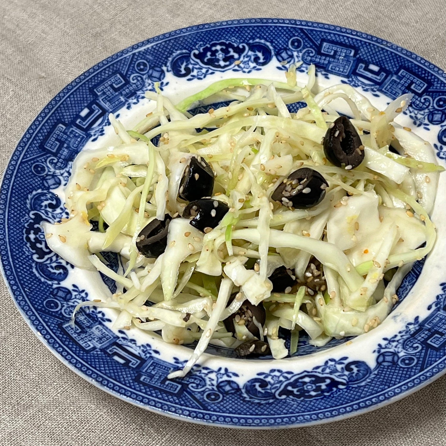 Hvidkålssalat med oliven | Salat med hvidkål og oliven