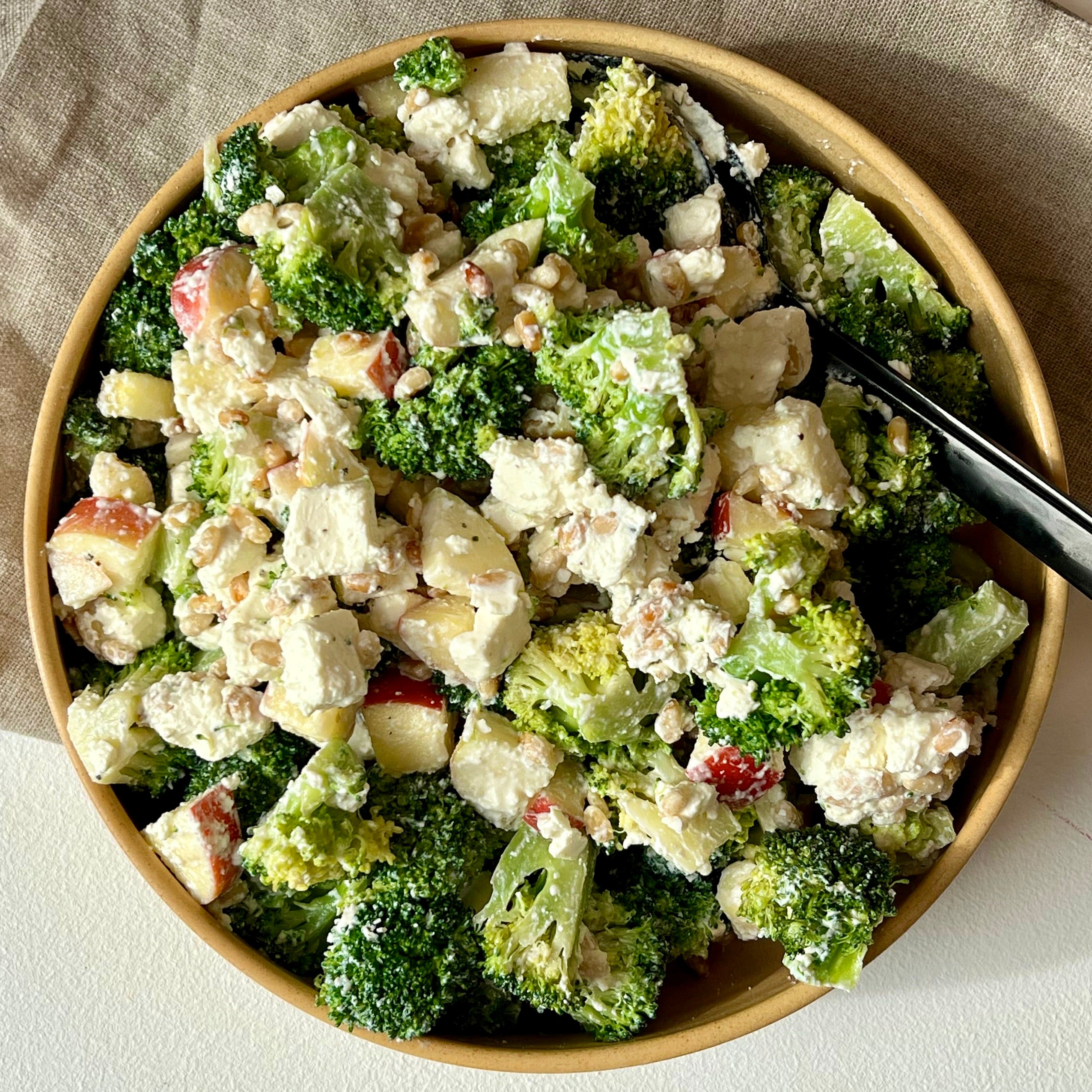 Broccolisalat | Salat med broccoli, æbler og feta